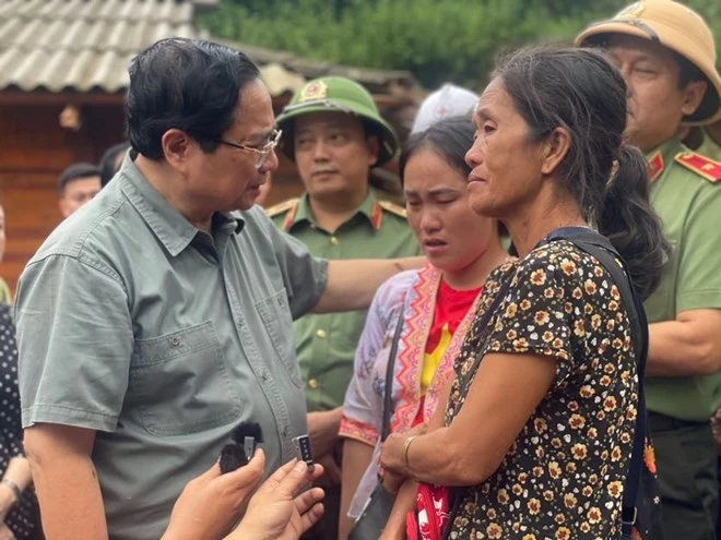 rime Minister Pham Minh Chinh visits a community affected by recent natural disasters in the northern province of Dien Bien. (Photo: VNA)