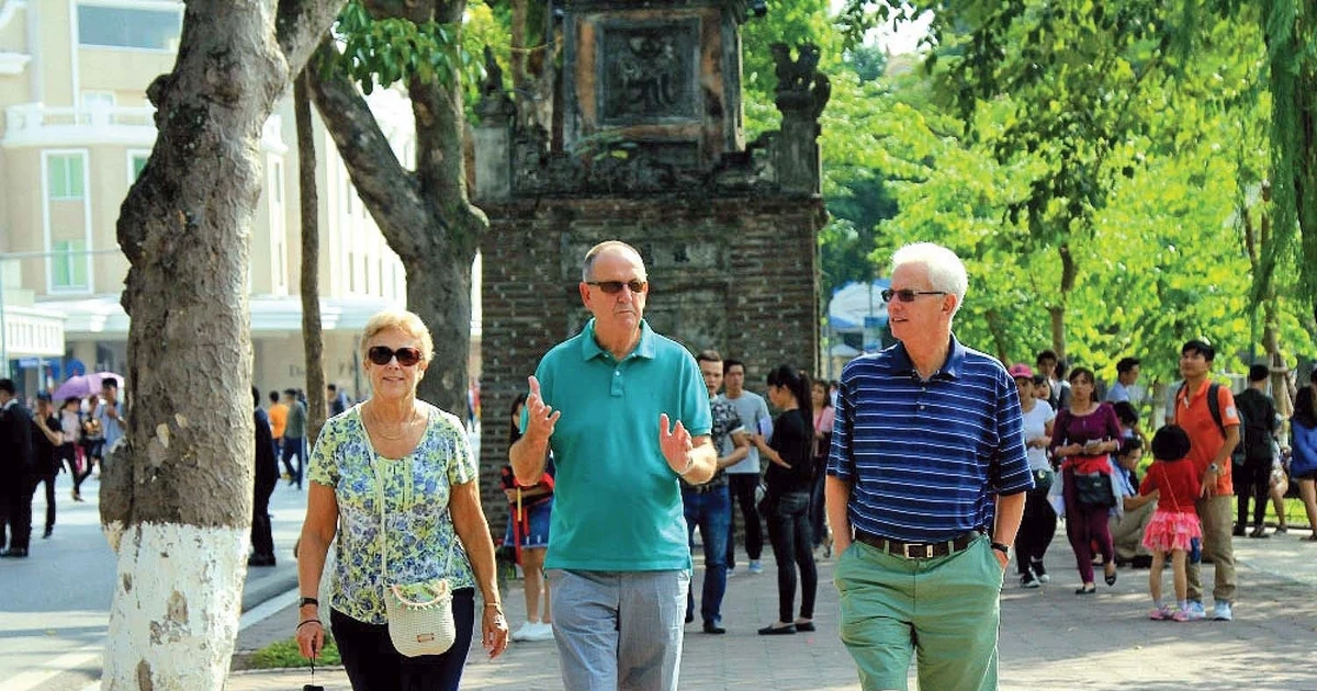 Foreign tourists captured walking around Hoan Kiem Lake in Ha Noi. (Photo: VNA)