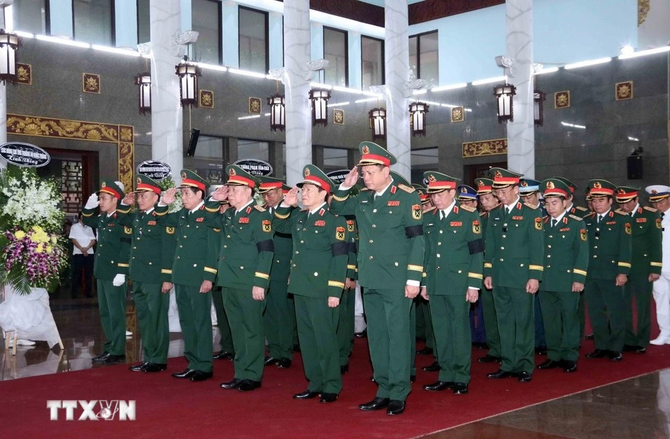 A delegation of the Central Military Commission pays tribute to General Le Van Dung. (Photo: VNA)