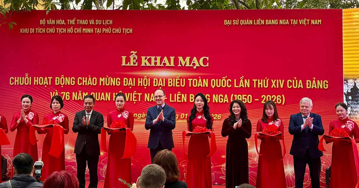 President Ho Chi Minh Relic Site receives 30 rare archival photos from Russian Embassy