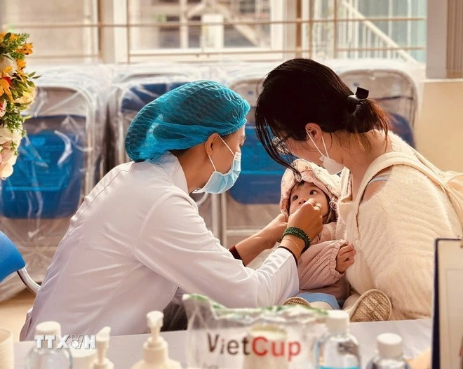 A child is given vitamin A at a medical station in Cua Nam Ward, Ha Noi. (Photo: VNA)