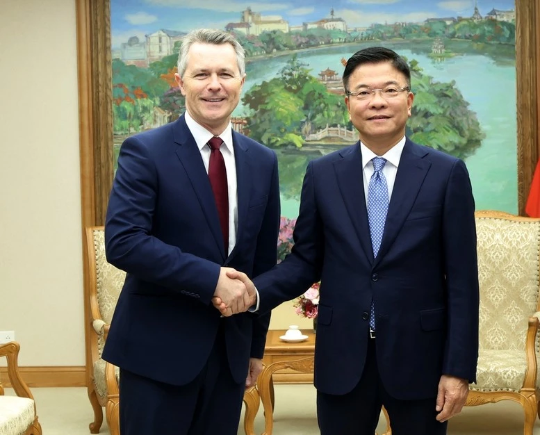 Deputy Prime Minister Le Thanh Long (R) and Australian Minister for Education Jason Clare in Ha Noi on December 11 (Photo: VNA)