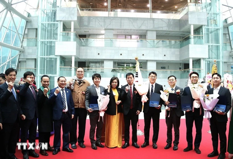 Vietnam-RoK friendship awards honour outstanding Vietnamese individuals
