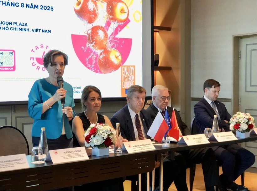 Polish Ambassador to Vietnam Joanna Skoczek speaks at the event (Photo: VNA)
