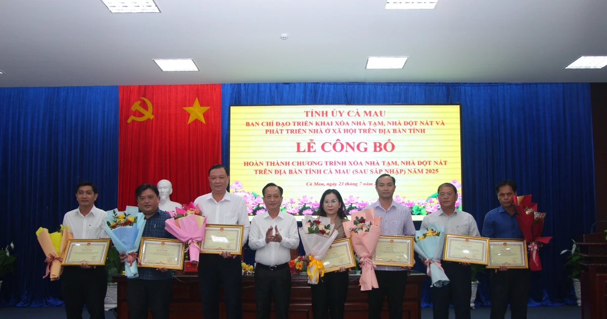 Pham Van Thieu, Chairman of the Ca Mau Provincial People’s Council, presents certificates of merit to individuals in recognition of their outstanding contributions to the province’s completion of the programme to eliminate temporary and dilapidated houses. (Photo: VNA)