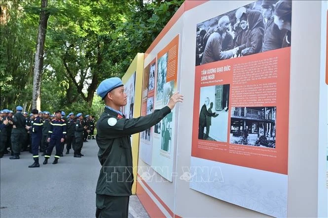 Officers and soldiers taking part in the parade celebrating the 80th anniversary of the August Revolution and National Day (September 2) visit the Ho Chi Minh Relic Site in Ha Noi. (Photo: VNA)