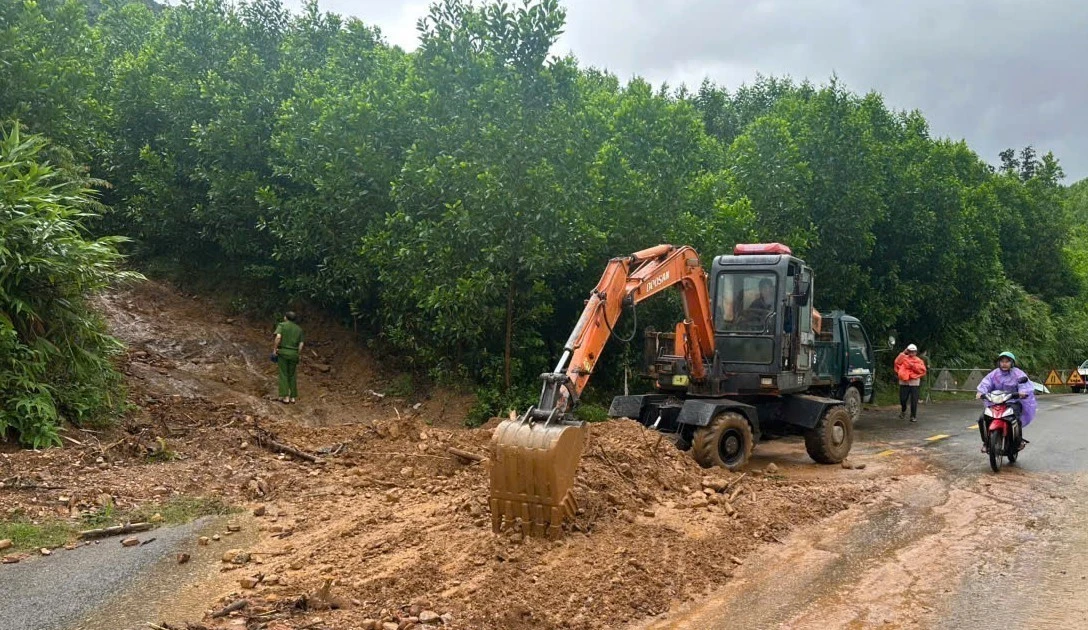 Competent forces clear a landslide site on National Highway 14G in Hoa Vang commune, Da Nang city. (Photo: VNA)