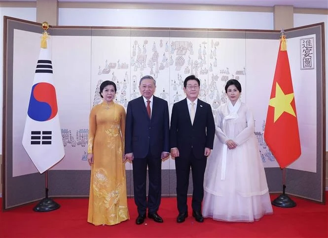 President Lee Jae Myung of the Republic of Korea and his spouse pose for a photo with Party General Secretary To Lam and his spouse. (Photo: VNA)