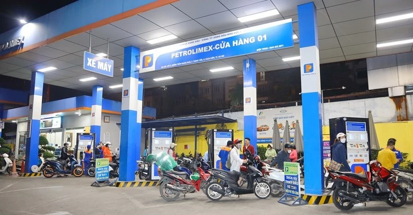 Petrol prices slightly drop, diesel edges up on July 24 (Photo: VNA)
