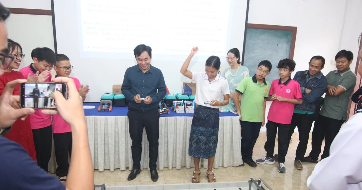 Teachers and students experiencing robotics. (Photo: VNA)