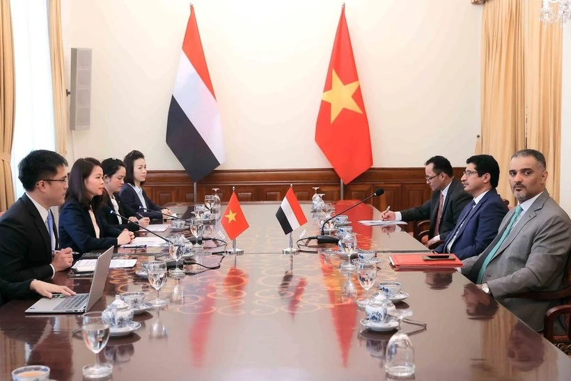Deputy Minister of Foreign Affairs Nguyen Minh Hang hold talks with Dr Mansour Ali Saeed Bajash, Deputy Minister for Foreign Affairs and Expatriates of Yemen, in Ha Noi on July 17 (Photo: VNA)