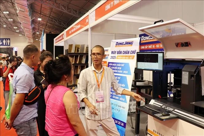 Visitors at the exhibition (Photo: VNA)