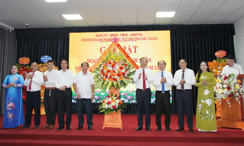 Leaders of Bac Giang ward present flowers to representatives of entrepreneurs at the event (Photo: baobacninhtv.vn)