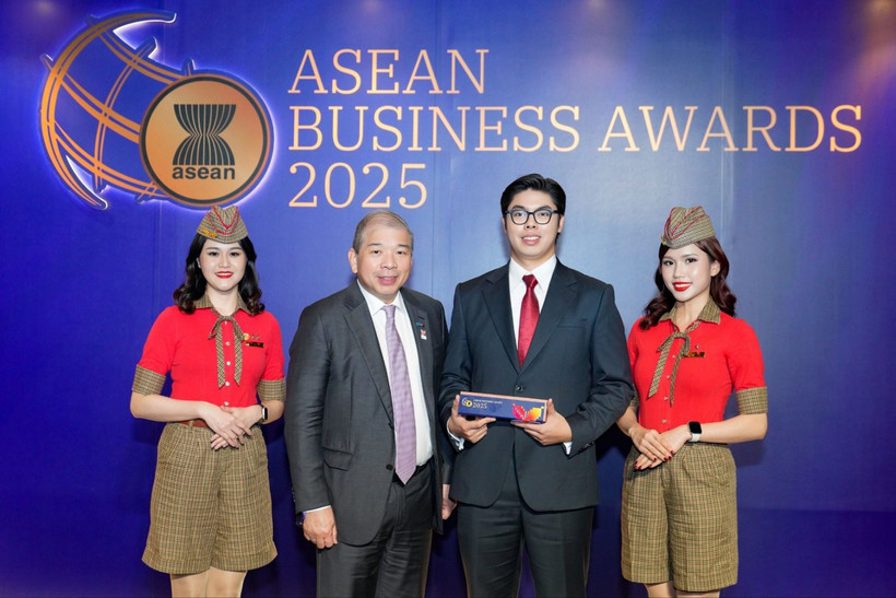 Teo Siong Seng, Chairman of the ASEAN Business Advisory Council (ASEAN-BAC) Singapore, congratulates and presents the award to Vietjet (Photo: Vietjet)