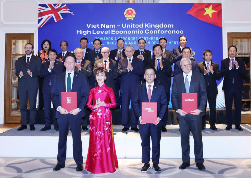  Vietnam’s General Secretary To Lam (centre) witnesses Vietjet exchange the engine purchase agreement with Rolls-Royce at the Vietnam–UK High-Level Economic Conference (Photo: Vietjet). 