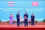 Prime Minister Pham Minh Chinh and Thai Prime Minister Paetongtarn Shinawatra witnessed the exchange of the MoU between the Ministry of Industry and Trade and Thailand's Central Group. (Photo: VNA)