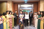 Party General Secretary To Lam’s spouse, Ngo Phuong Ly, meets with Vietnamese brides in Seoul on August 10. (Photo: VNA)