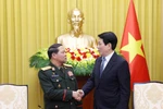 State President Luong Cuong (R) meets Lieutenant General Vongsone Inpanphim (Photo: VNA)