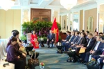 Vietnamese Party chief receives leaders of outstanding firms in Singapore