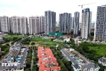 Prime Minister Pham Minh Chinh signs an official dispatch on strengthening oversight and addressing real estate market manipulation and speculation. (Photo: VNA)