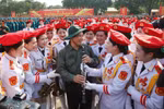 Prime Minister Pham Minh Chinh meets with parade soldiers in Bien Hoa city, Dong Nai province. (Photo: VNA)