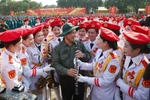 Prime Minister Pham Minh Chinh meets with parade soldiers in Bien Hoa city, Dong Nai province. (Photo: VNA)