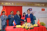 At the MoU signing ceremony between Vinh Long and Banteay Meancheay on January 16 (Photo: VNA)