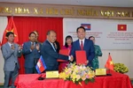At the MoU signing ceremony between Vinh Long and Banteay Meancheay on January 16 (Photo: VNA)
