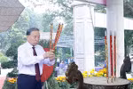 Top leader offers incense at Hill 82 Tan Bien Martyrs’ Cemetery