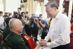 Party General Secretary To Lam presents gifts to war veterans at Thuan Thanh Wounded Veteran Nursing Centre in Bac Ninh province on July 15. (Photo: VNA)