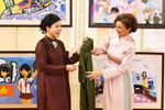 Madam Ngo Phuong Ly (L) presents a traditional Vietnamese Ao dai (long dress) to UNESCO Director-General Audrey Azoulay. (Photo: VNA)