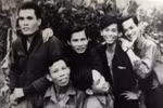 Reporter Le Nam Thang of the Liberation News Agency (second from left) (Photo: VNA)