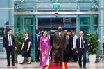 NA Vice Chairwoman Nguyen Thi Thanh (in ao dai) welcomes President of the National Assembly of People's Power and President of the Council of State of Cuba Esteban Lazo Hernandez at Noi Bai International Airport on September 30 morning. (Photo: VNA)