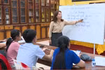 Nguyen Thi Thu Huyen is running a free Vietnamese language class at Phat Tich Pagoda. (Photo: VNA)