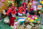 Families and neighbours are brought together in a time-honoured tradition – the making of chung or tet cakes that often lasts through the night. (Photo: VNA)