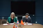 Vietnamese Minister of Education and Training Nguyen Kim Son (R) and Minister of State (Minister for Skills) in the UK Department for Education Jacqui Smith agree to enhance cooperation across multiple education levels. (Photo: VNA)