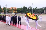 South African President Matamela Cyril Ramaphosa and his entourage pay tribute to President Ho Chi Minh at his Mausoleum on October 23. (Photo: VNA)