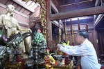 Party General Secretary To Lam offers incense in tribute to President Ho Chi Minh. (Photo: VNA)