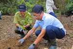 Attendees take part in planting trees at the Cuc Phuong National Park. (Photo: VNA)