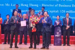 Investment certificates handed over to investors (Photo: VNA)