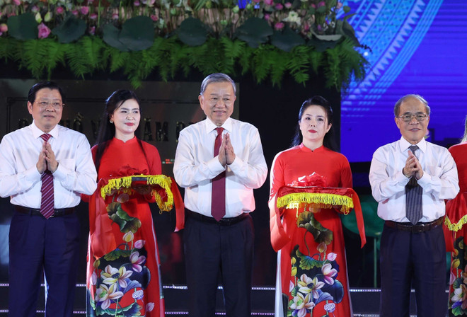 Party General Secretary To Lam (centre) and other delegates cut the ribbon to inaugurate the statue “Uncle Ho visits the hometown” on May 15 (Photo: VNA) to-lam.jpg