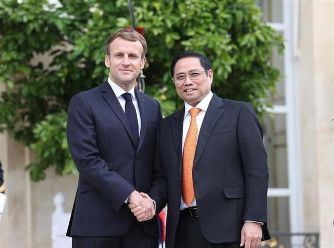 As part of his official visit to France, on November 4, 2021, Prime Minister Pham Minh Chinh meets with President Emmanuel Macron. (Photo: VNA) vietnam-france-2.jpg