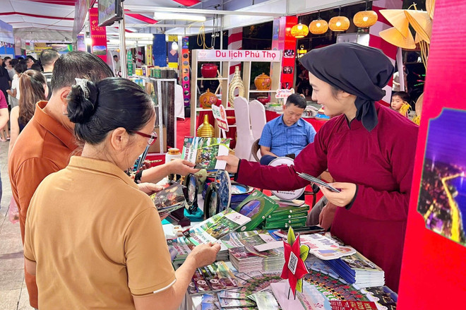 Phu Tho products on display at the Lao Cai International Travel Mart (Photo: baophutho.vn) phu-tho-2.jpg