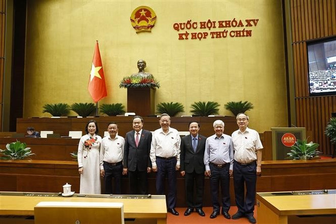 Party General Secretary To Lam (C) and National Assembly Chairman Tran Thanh Man (third from left) and delegates attend the session (Photo: VNA)
