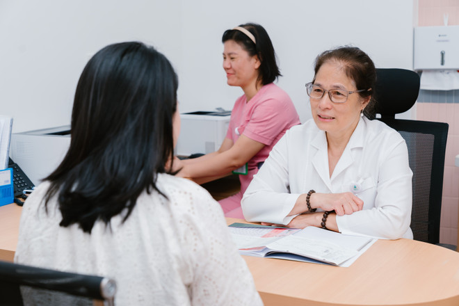 Assoc. Prof., Dr. Le Thi Thanh Van, former head of the Obstetrics Department III under the Hanoi Medical University Hospital and now head of the Obstetrics and Gynecology Department at Sun Group International Hospital, conducts a routine check-up for the expectant mother. (Photo courtesy of Sun Group International Hospital) benh-vien-mat-troi-sunny-cong-dan-nhi-dau-tien-2.jpg