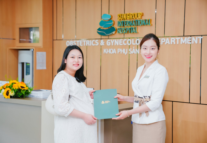 Sun Group presents a special gift to the family of Anh Duong – the first baby born at Sun Group International Hospital. (Photo courtesy of Sun Group International Hospital) benh-vien-mat-troi-sunny-cong-dan-nhi-dau-tien-3.jpg