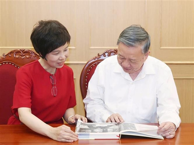 Party General Secretary To Lam reads the photo book "100 years of Vietnam's Revolutionary Press (1925 - 2025)" (Photo: VNA) photo-book-2.jpg