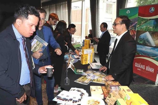 Seminar attendees learn about OCOP products from Vietnamese localities. (Photo: VNA) evfta.jpg