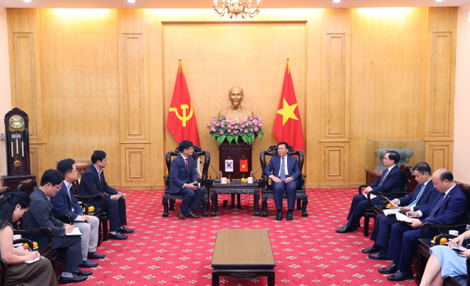 The meeting between Prof. Dr. Nguyen Xuan Thang, Politburo member, President of the Ho Chi Minh National Academy of Politics, and Chairman of the Central Theory Council, and Na Ki Hong, General Director of Samsung Vietnam (Photo: VNA) nguyen-xuan-thang-2.jpg