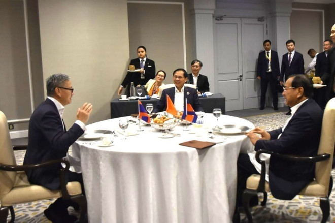 Deputy Prime Minister and Minister of Foreign Affairs Bui Thanh Son (C) has a working breakfast with Cambodian Deputy Prime Minister and Minister of Foreign Affairs and International Cooperation Prak Sokhonn, and Lao Minister of Foreign Affairs Thoongsavan Phomvihan. (Photo: VNA) bui-thanh-son-2.jpg